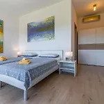 Beautiful In بيت للعطل بولا