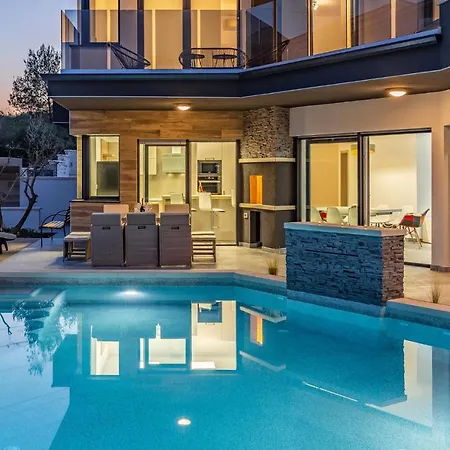 Stunning In Пула