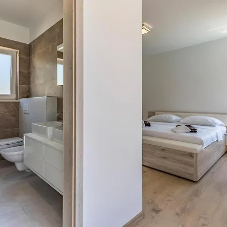 Stunning In Пула