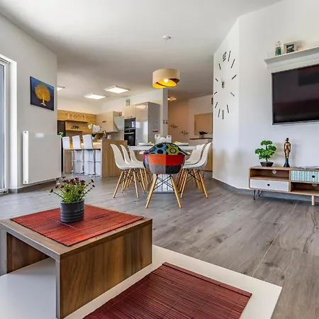 Stunning In Пула