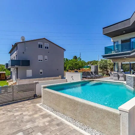 Stunning In Будинок відпочинку Пула