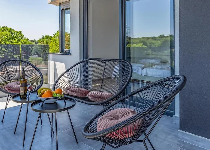 Stunning In Пула